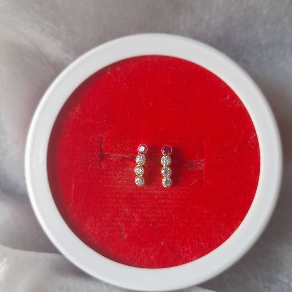 Beautiful new 😍 shaining stone studs - Picture 3 of 6